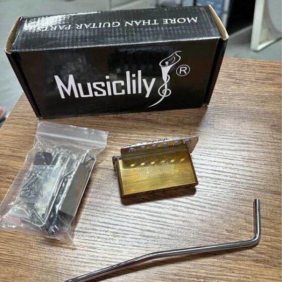 Musiclily Ultra 52.5mm (2-1/16 inch) Standard 6-Screw ST Tremolo Bridge with Modern Brass Saddles 36